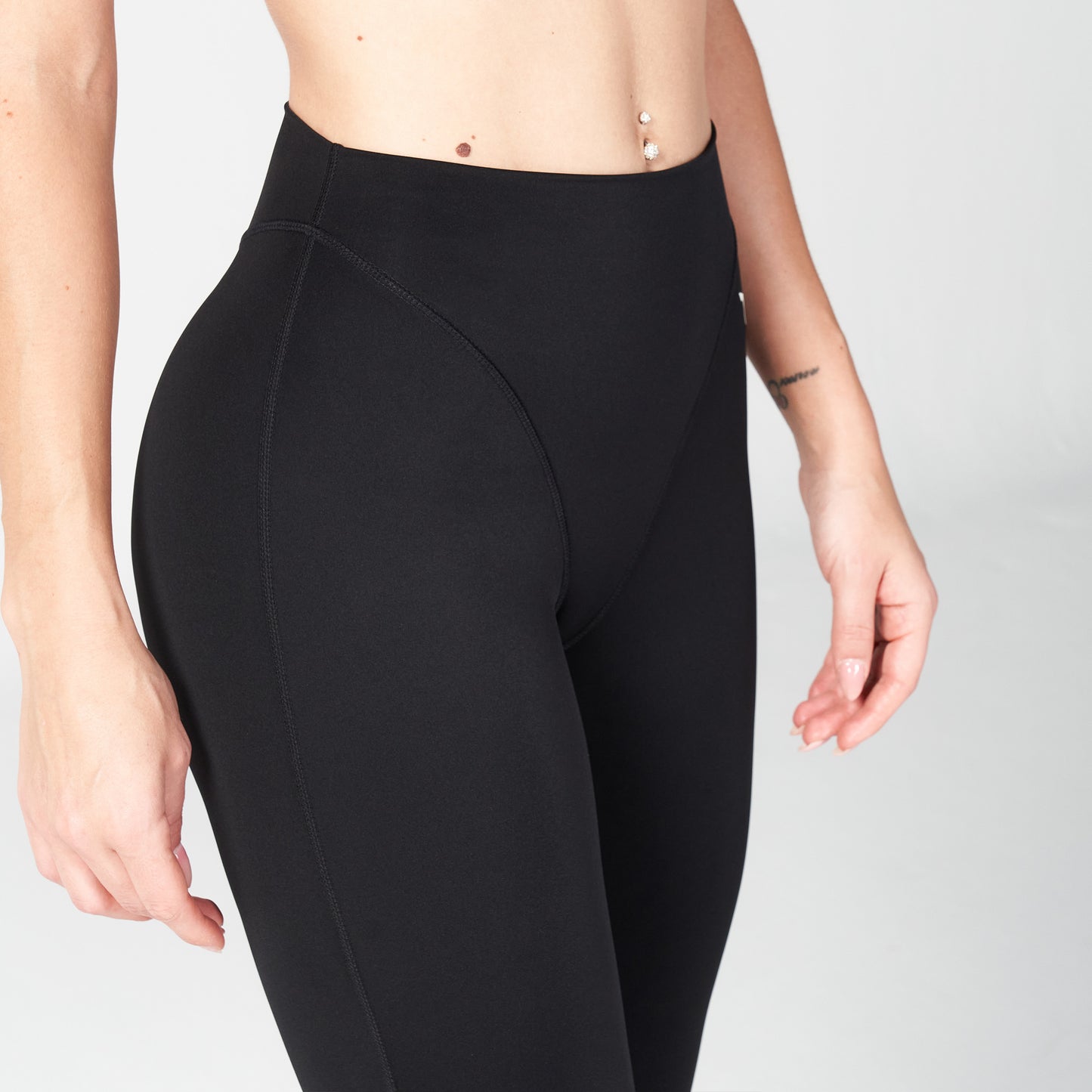 squatwolf-workout-clothes-core-v-cropped-leggings-black-gym-leggings-for-women