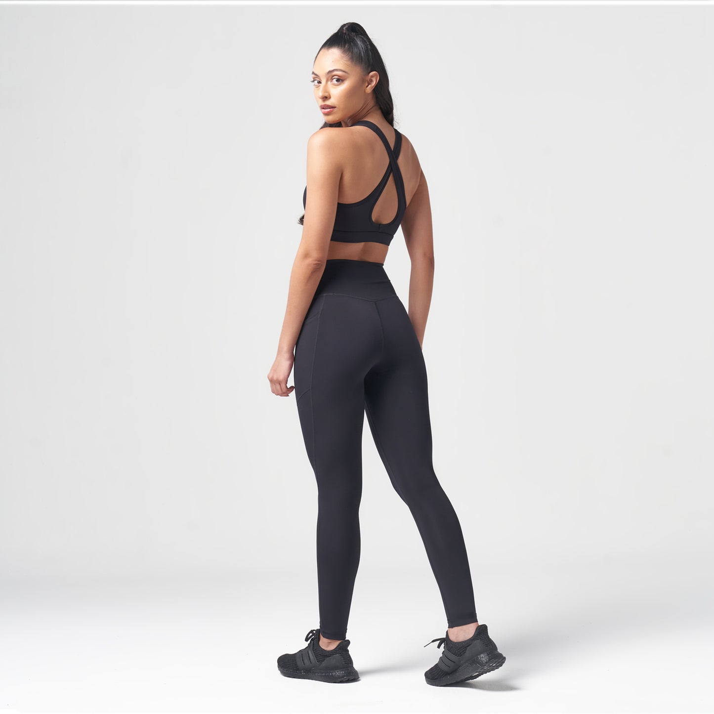 squatwolf-workout-clothes-essential-medium-impact-bra-black-sports-bra-for-gym