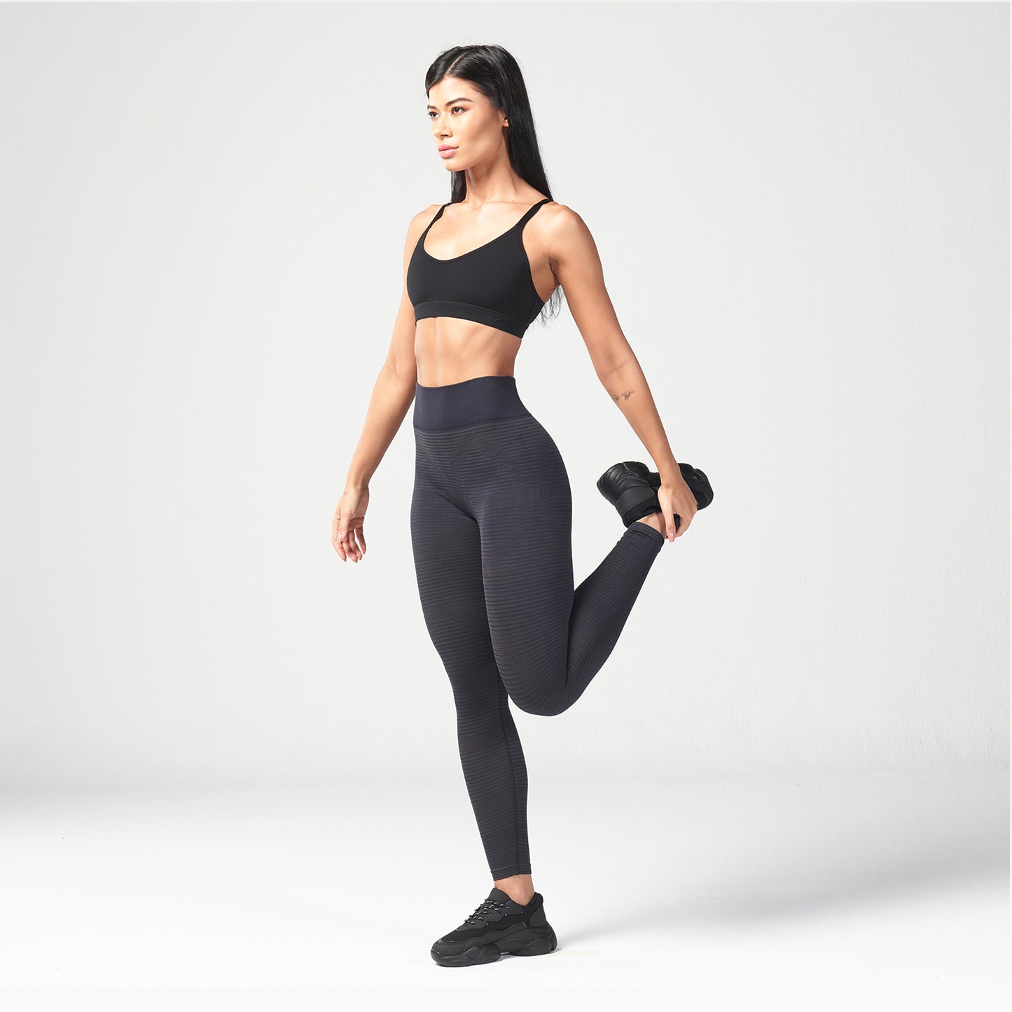 squatwolf-workout-clothes-infinity-luna-bra-black-sports-bra-for-gym